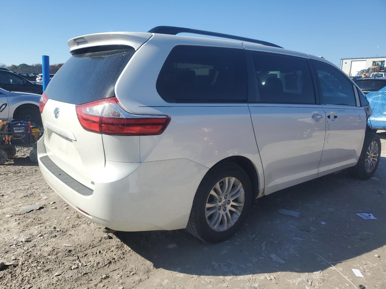 2016 TOYOTA SIENNA