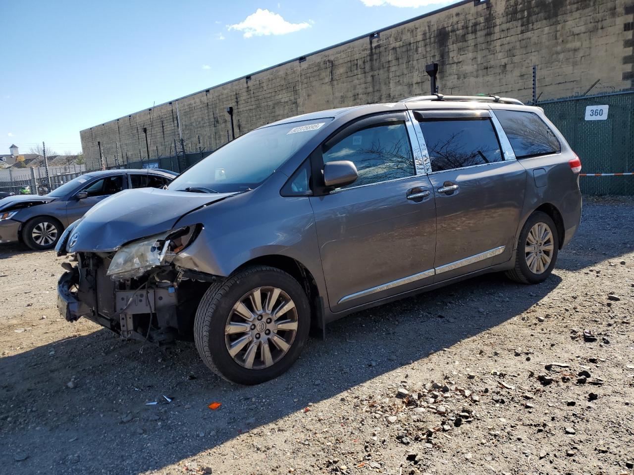 2014 TOYOTA SIENNA