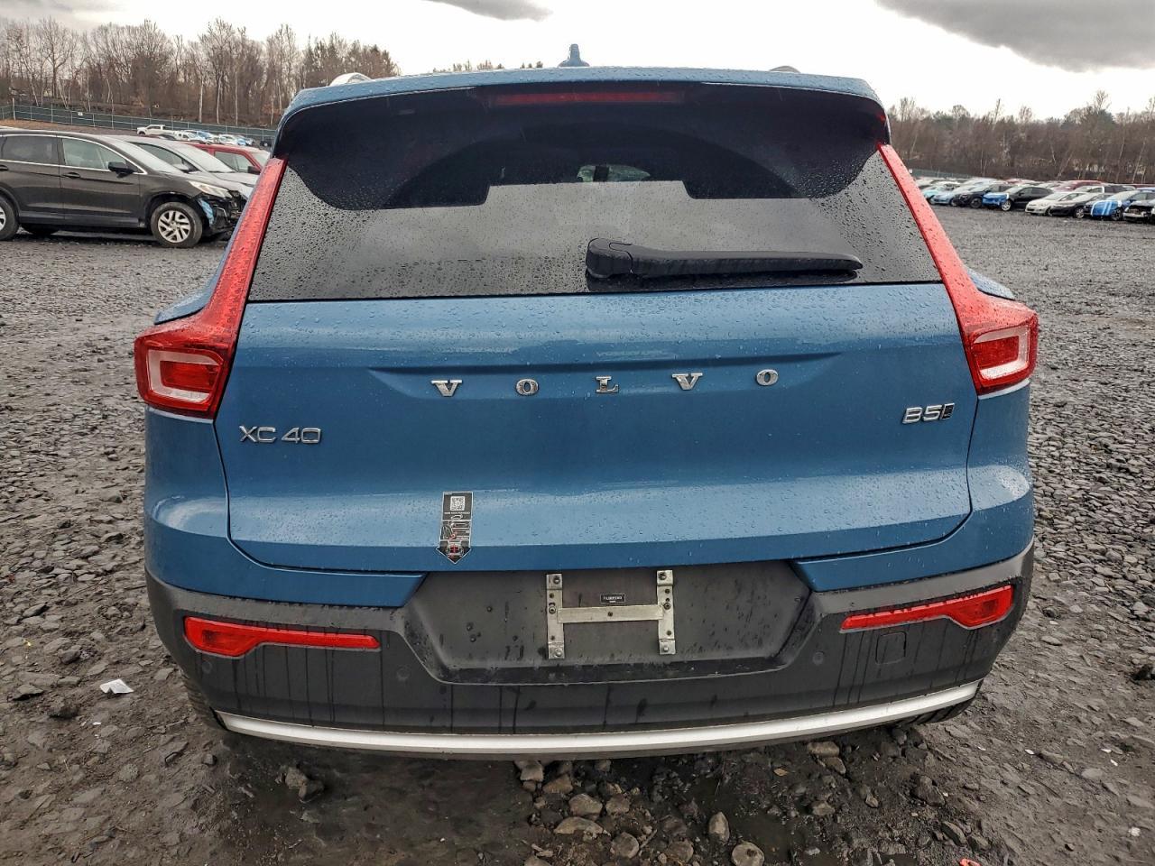 2023 VOLVO XC40