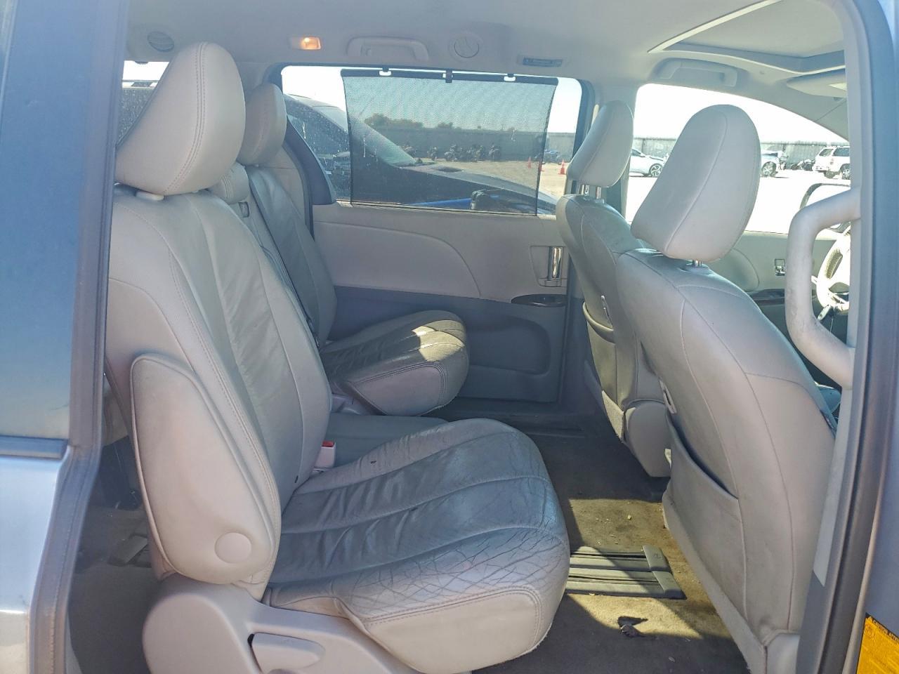 2011 TOYOTA SIENNA
