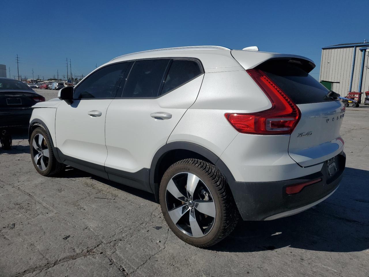 2022 VOLVO XC40