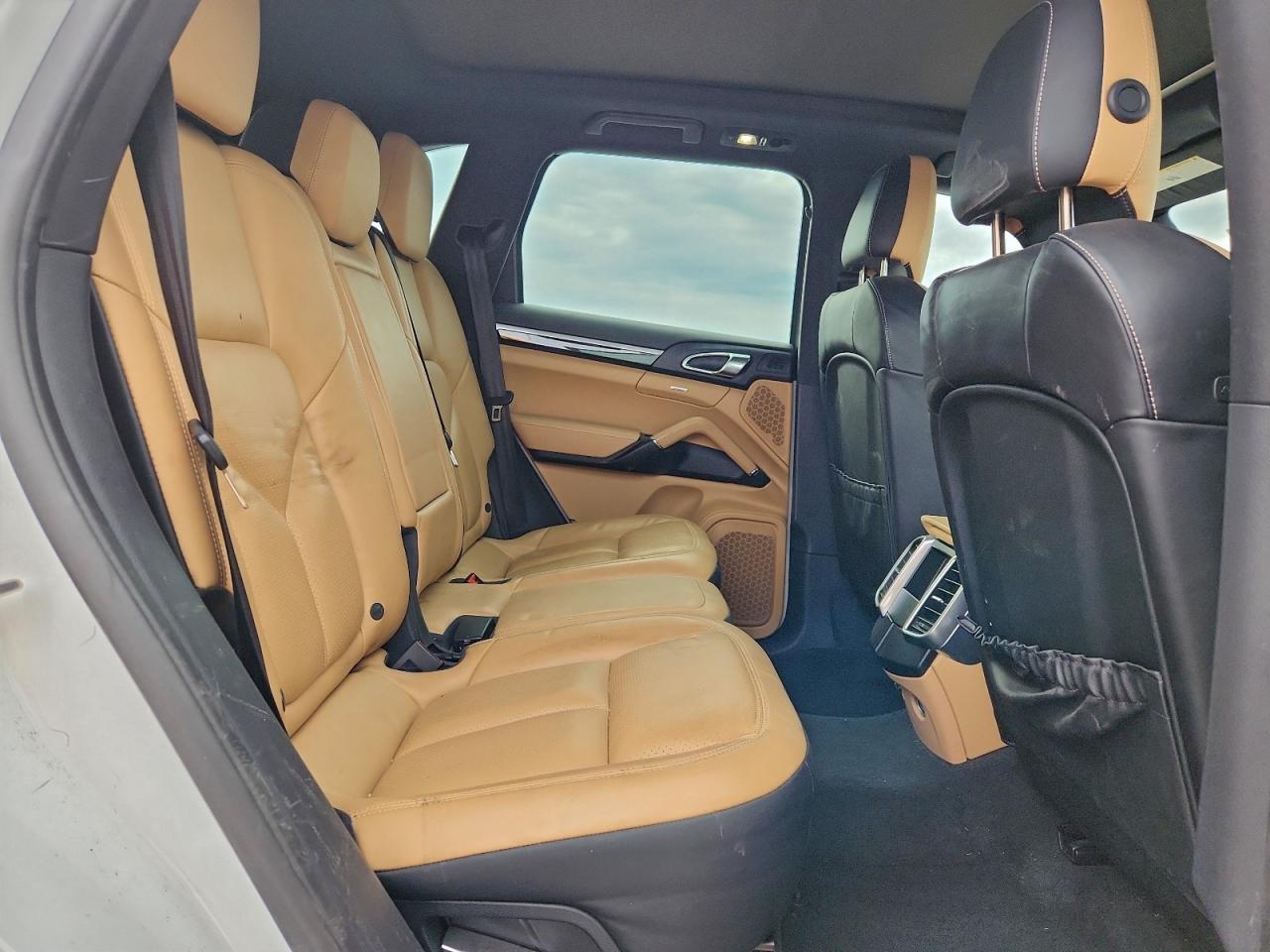 2016 PORSCHE CAYENNE