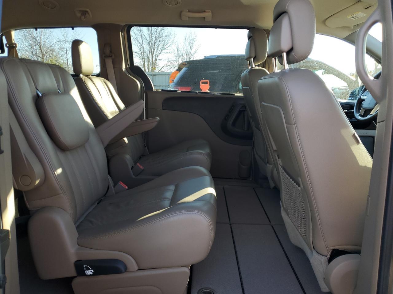 2011 CHRYSLER Town & Country