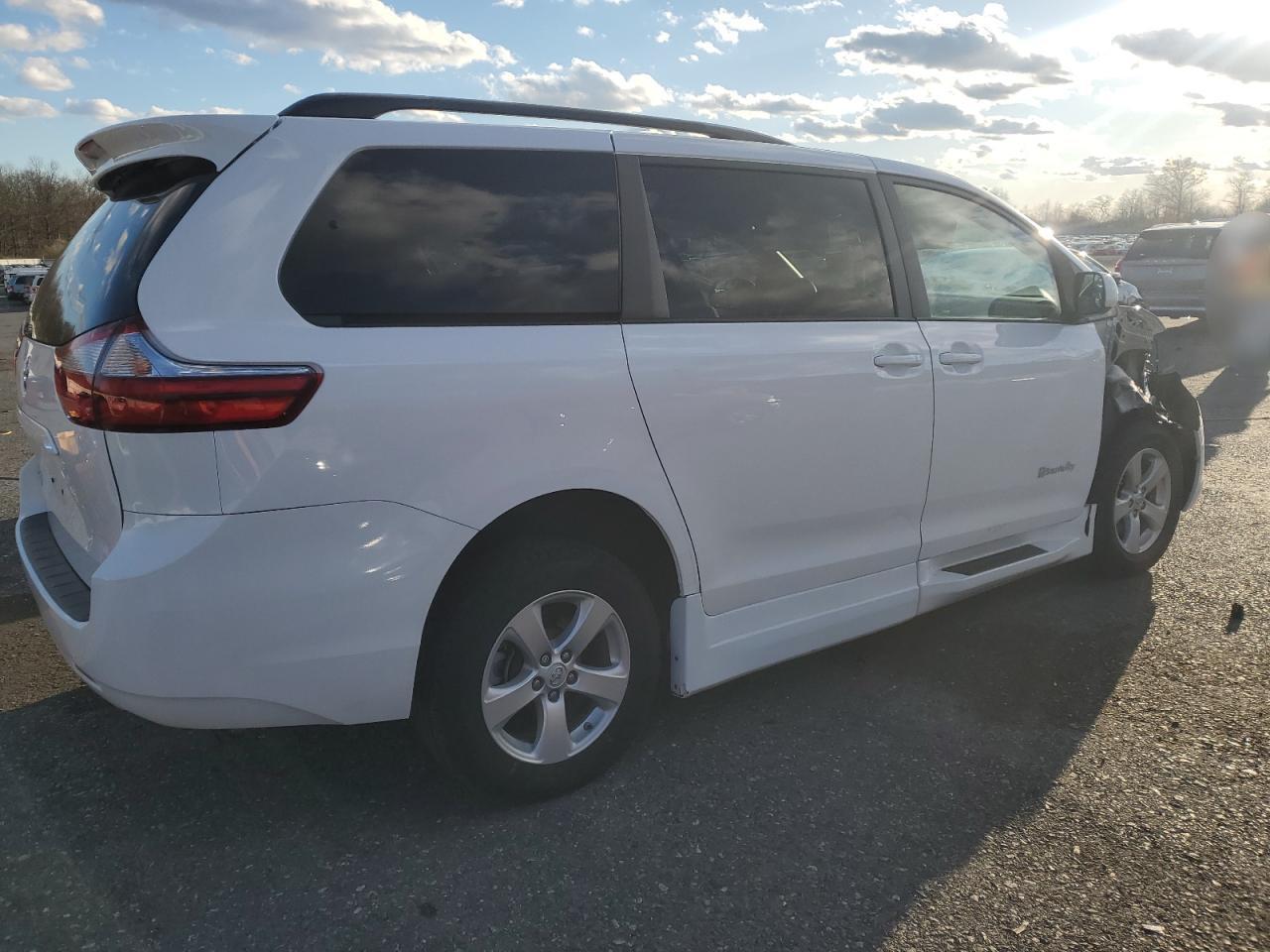 2015 TOYOTA SIENNA