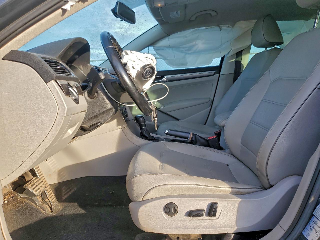 2017 VOLKSWAGEN Passat