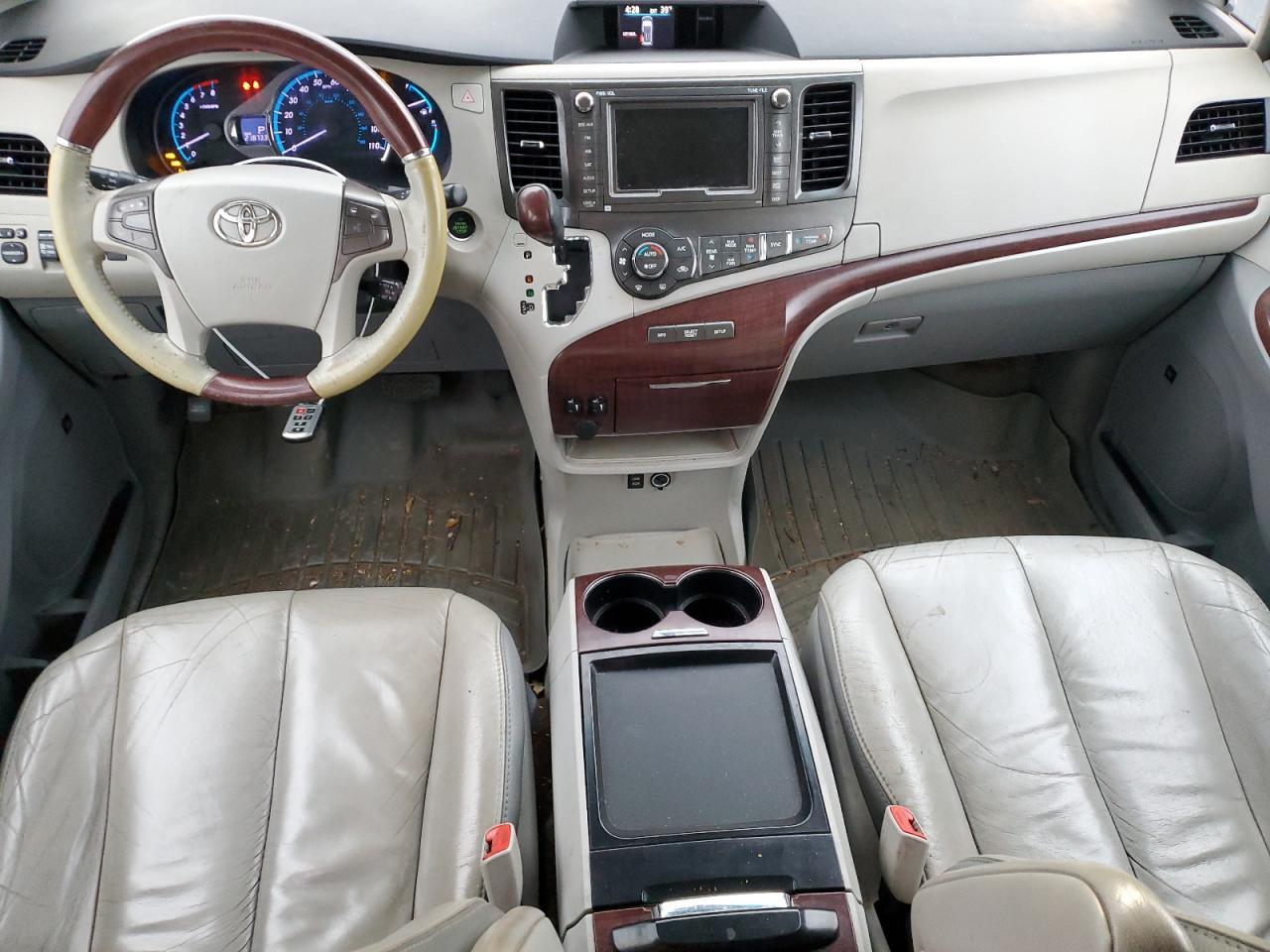 2011 TOYOTA SIENNA