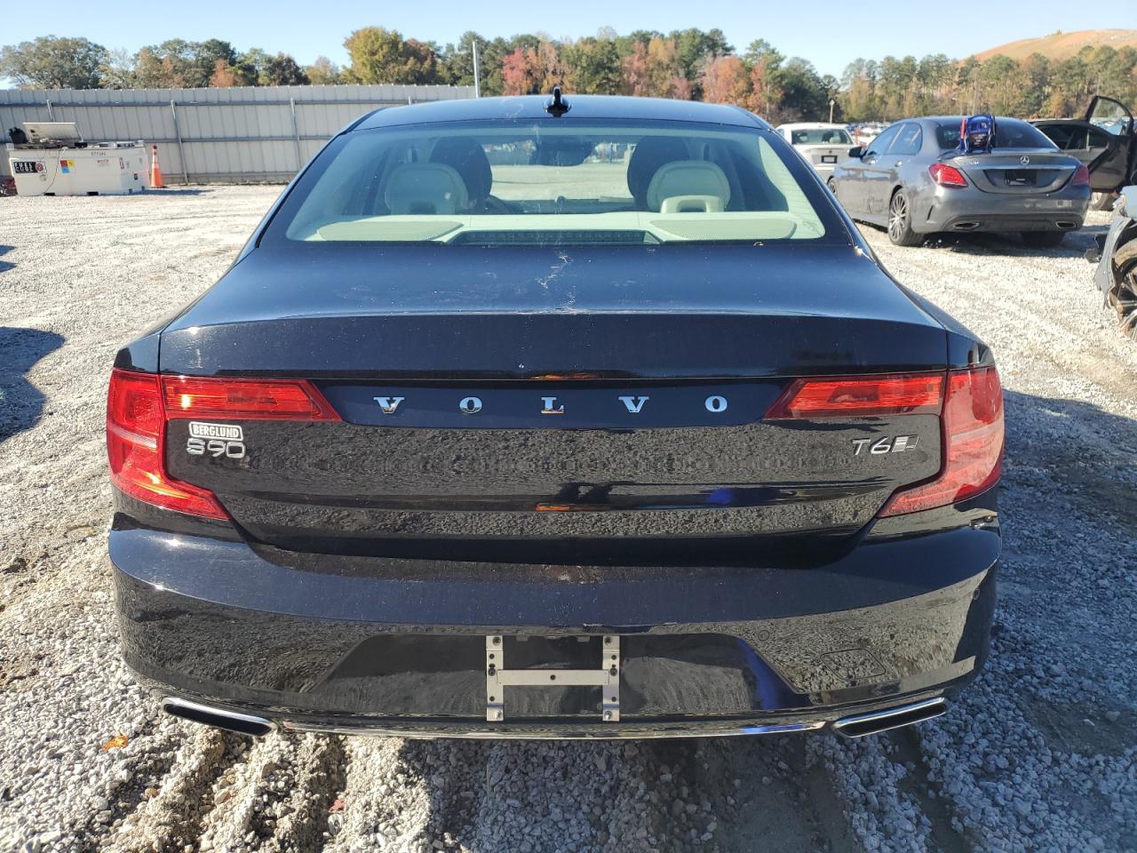 2017 VOLVO S90