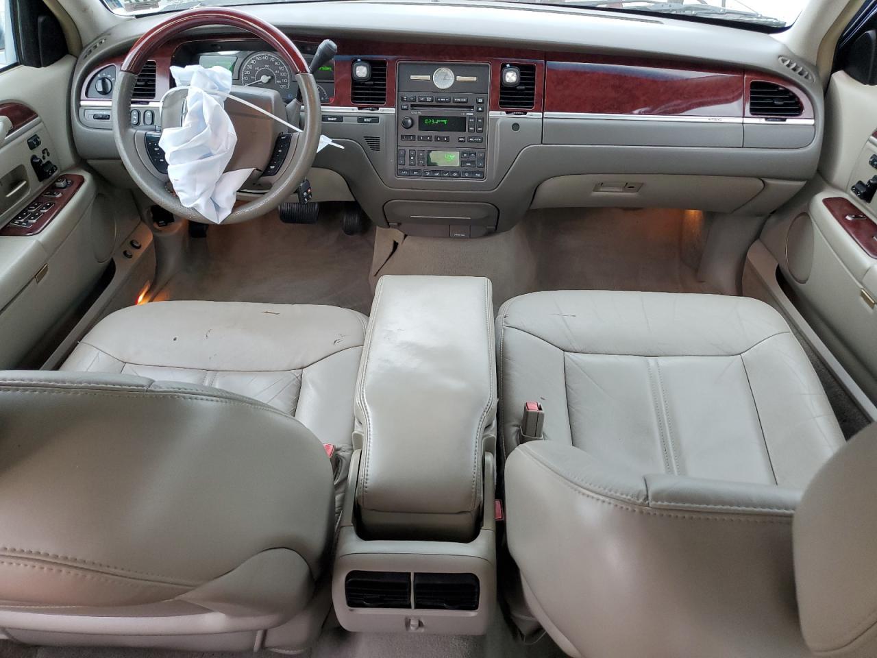 2005 LINCOLN Town Car