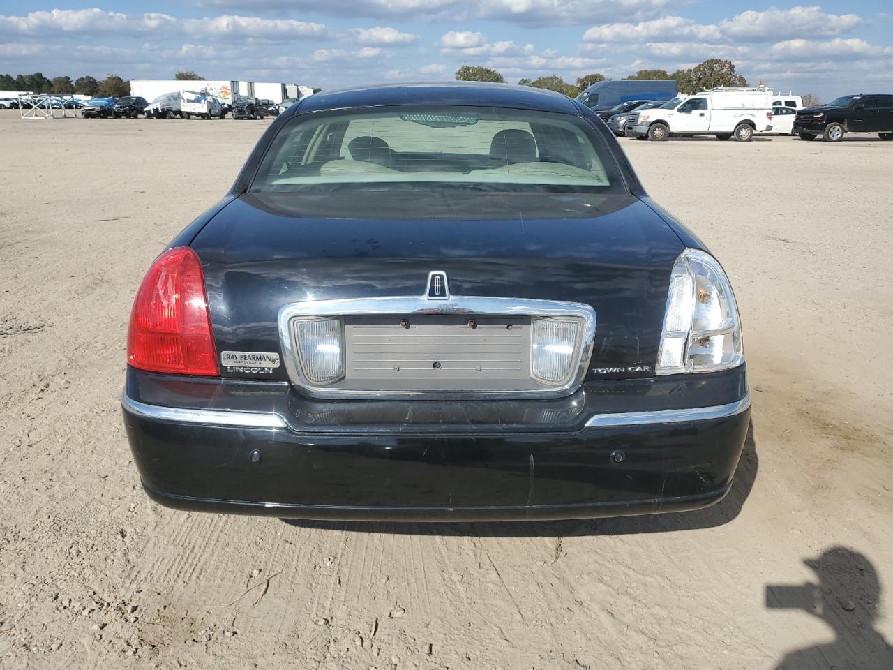 2004 LINCOLN Town Car