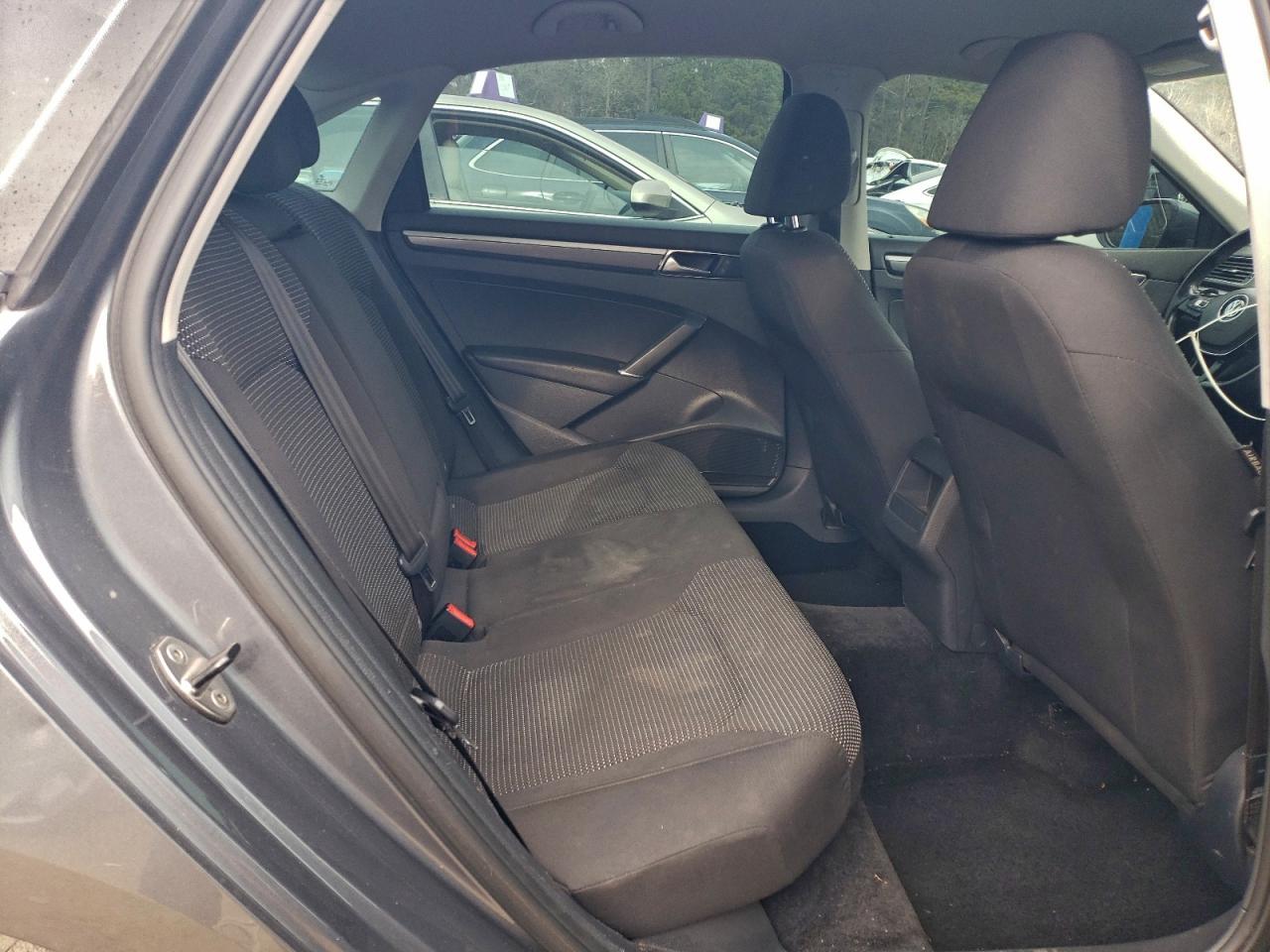 2016 VOLKSWAGEN Passat
