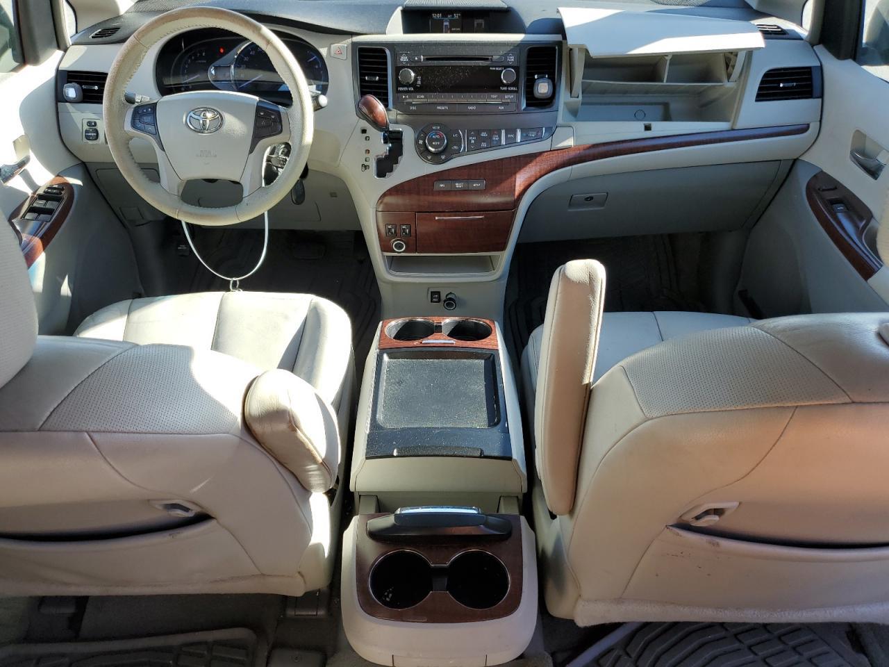 2011 TOYOTA SIENNA