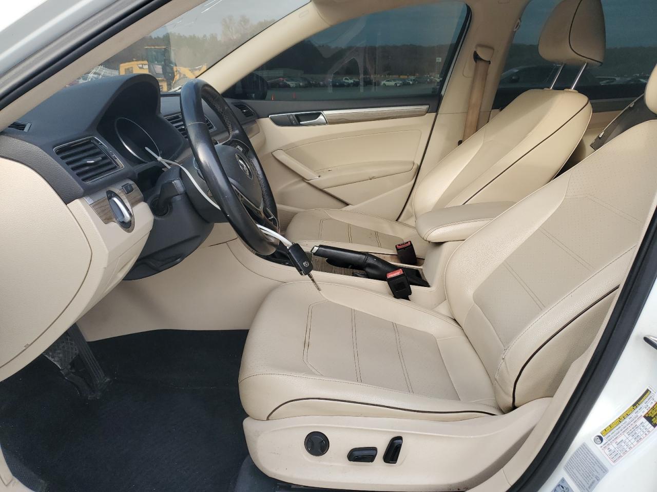 2016 VOLKSWAGEN Passat