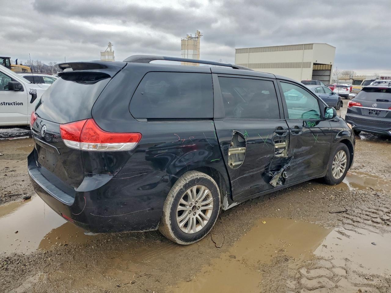 2012 TOYOTA SIENNA