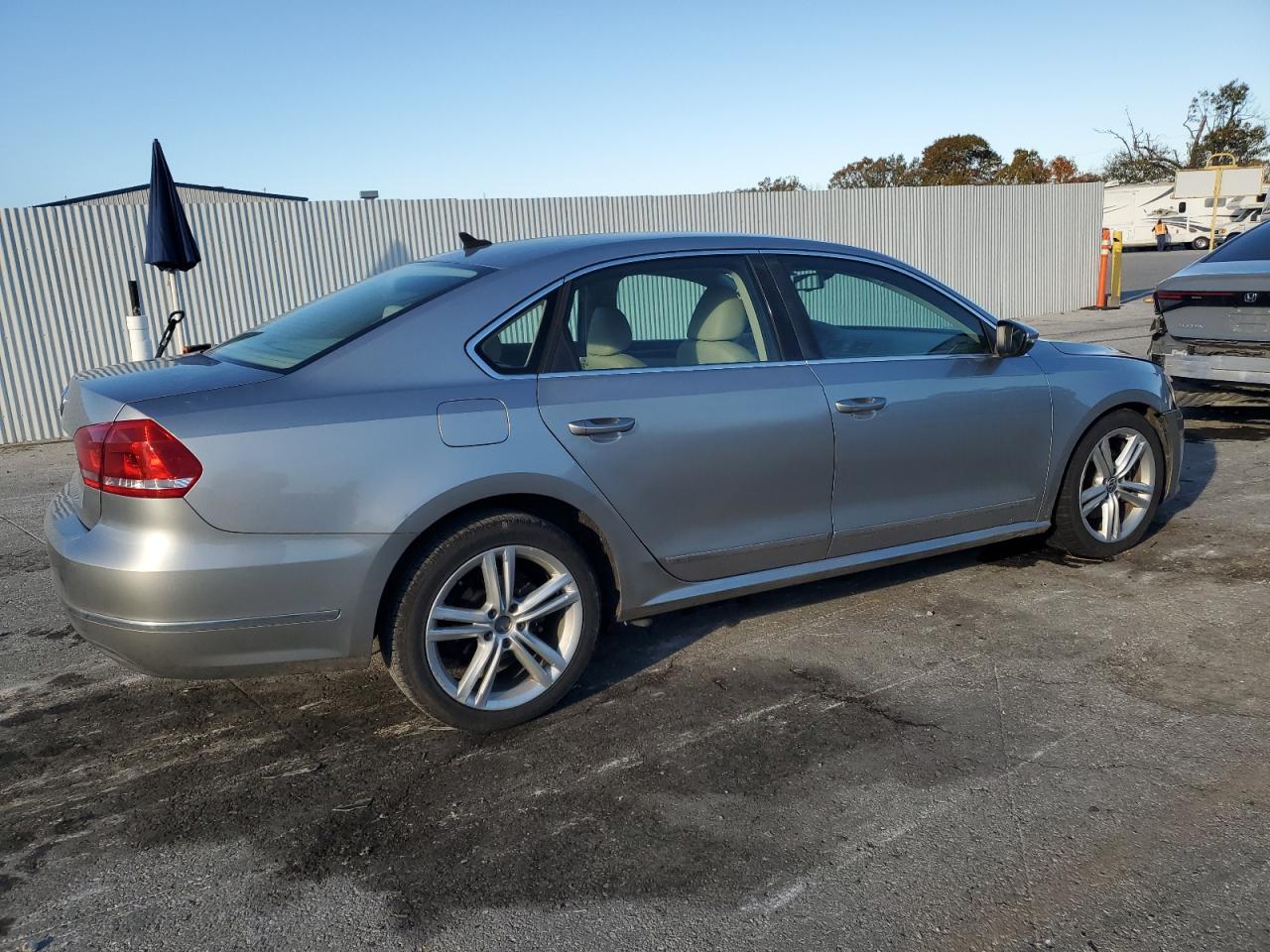 2012 VOLKSWAGEN Passat