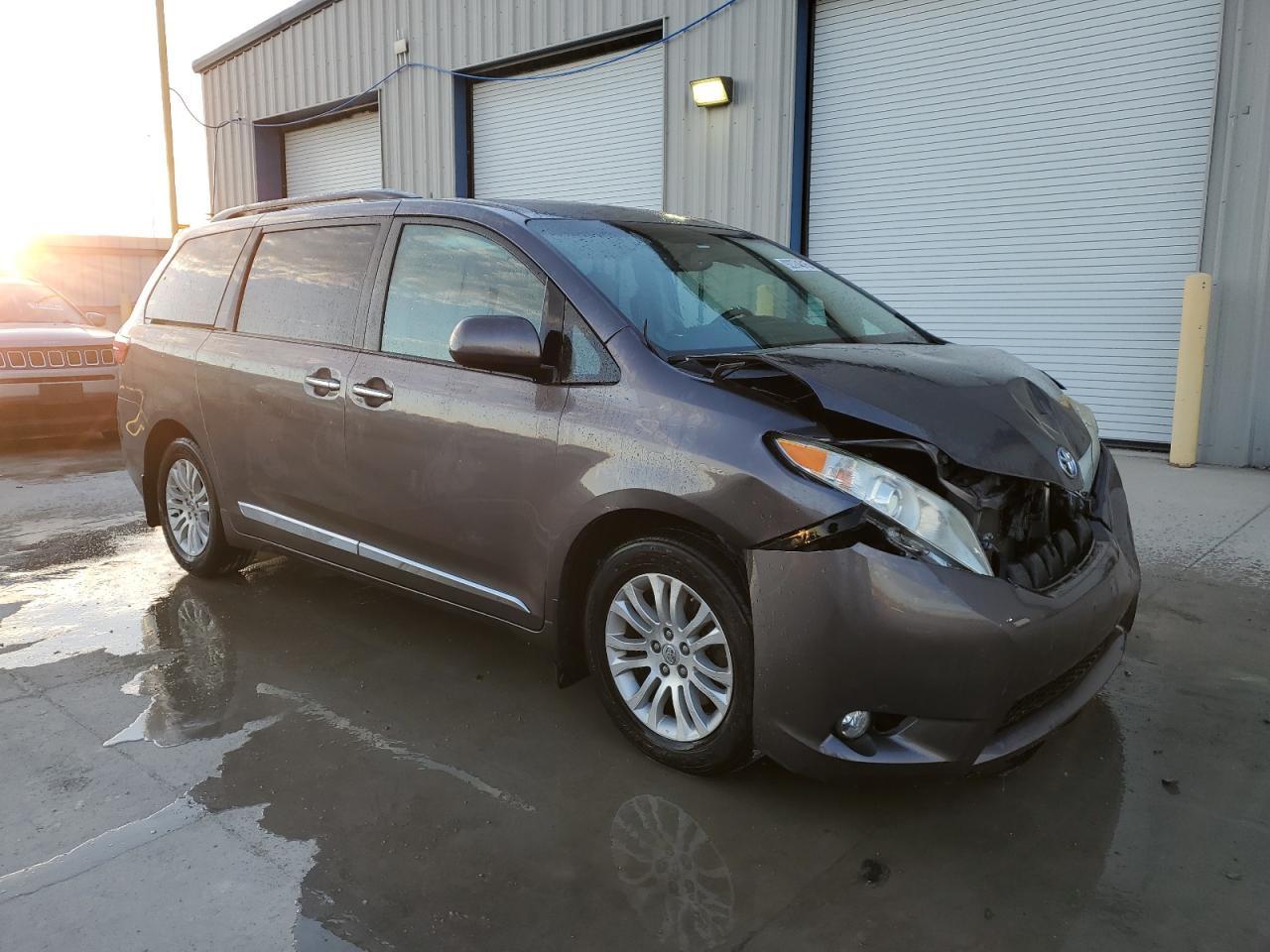 2016 TOYOTA SIENNA