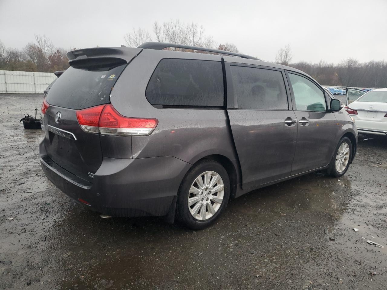 2013 TOYOTA SIENNA