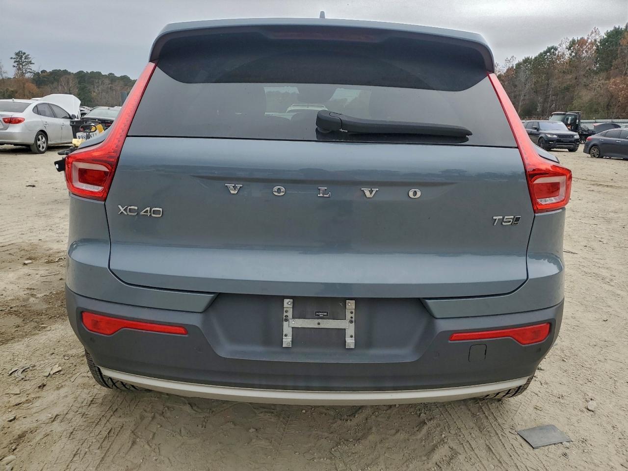 2022 VOLVO XC40