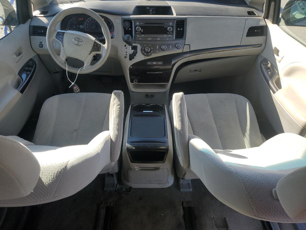 2011 TOYOTA SIENNA