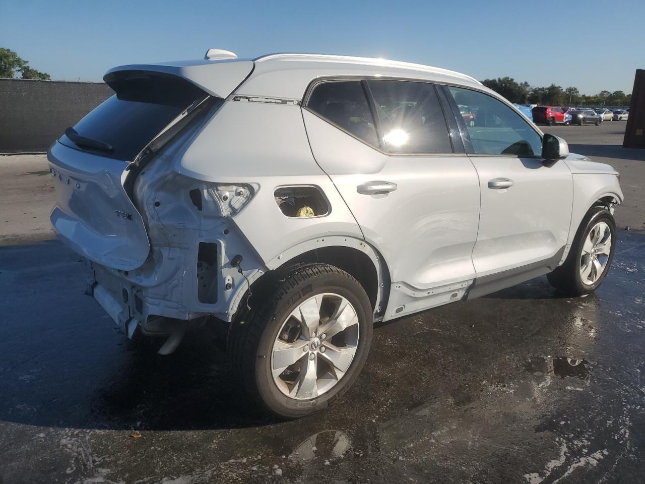 2021 VOLVO XC40