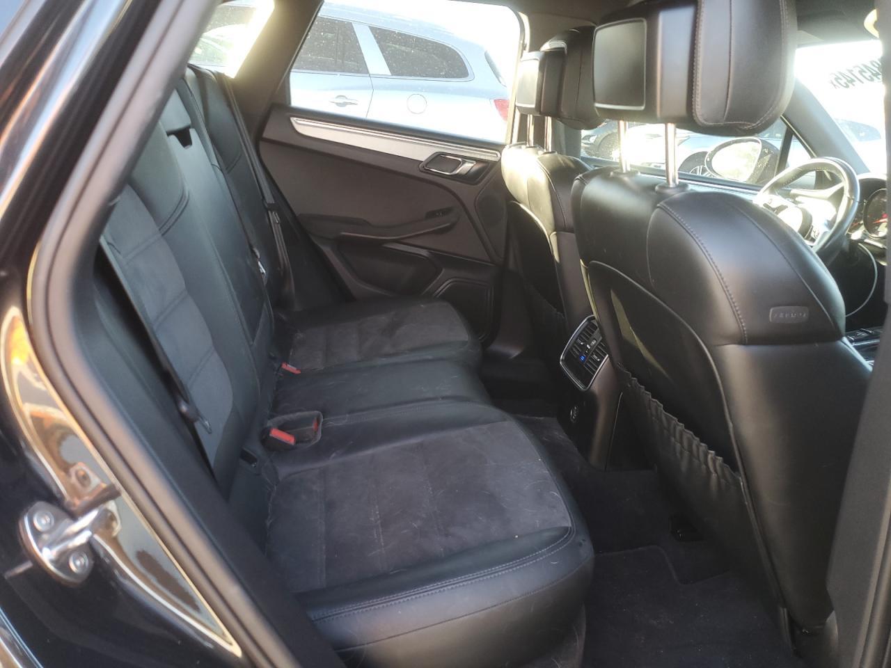 2017 PORSCHE Macan