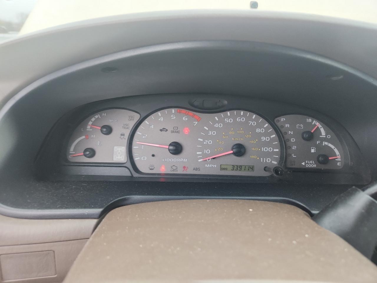 2004 TOYOTA Sequoia