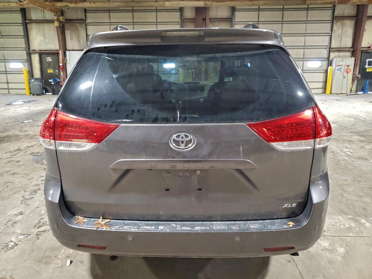 2011 TOYOTA SIENNA