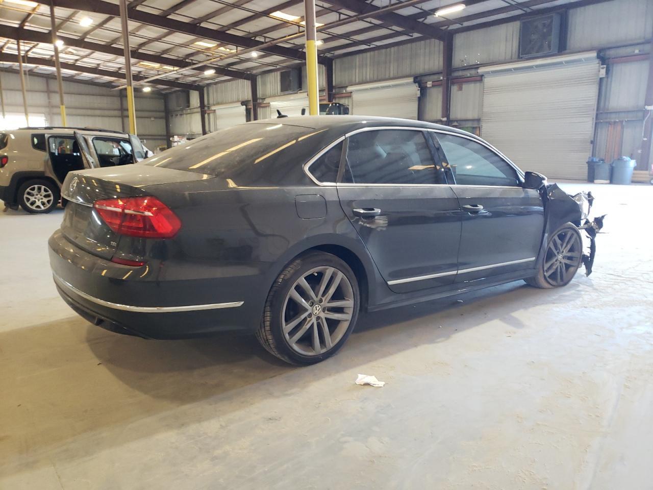 2016 VOLKSWAGEN Passat