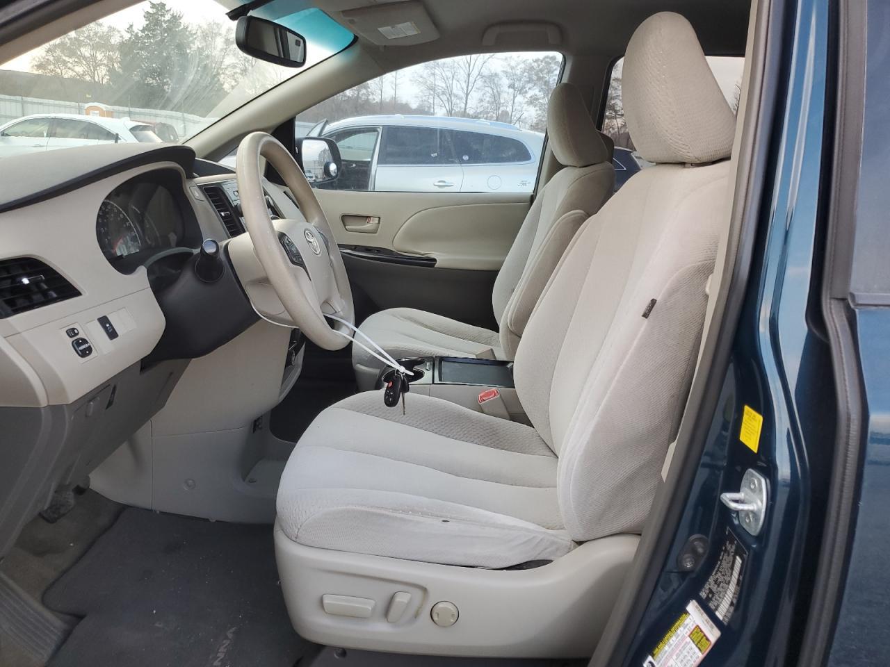 2011 TOYOTA SIENNA