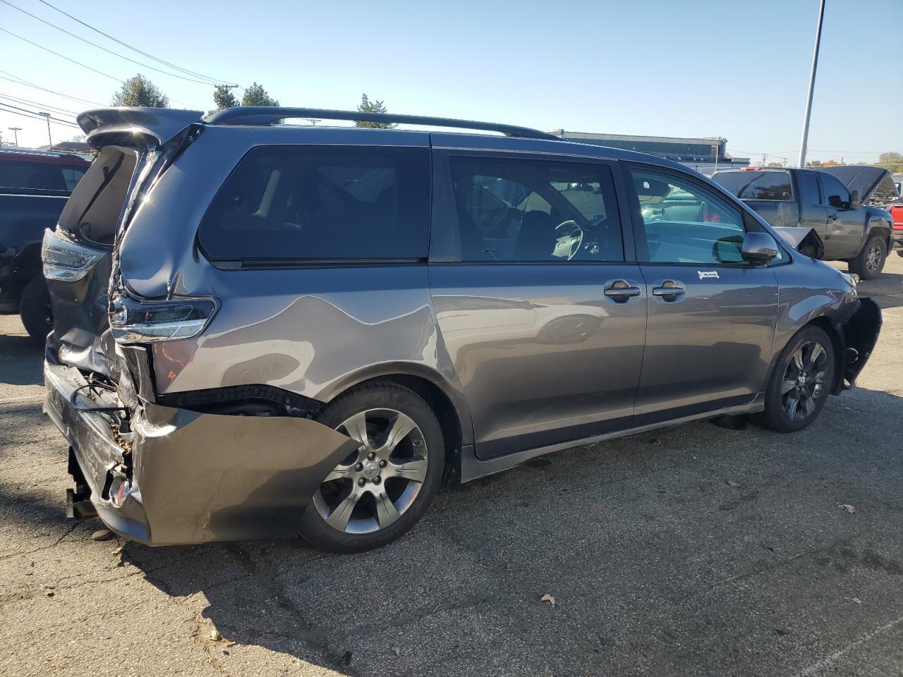 2011 TOYOTA SIENNA