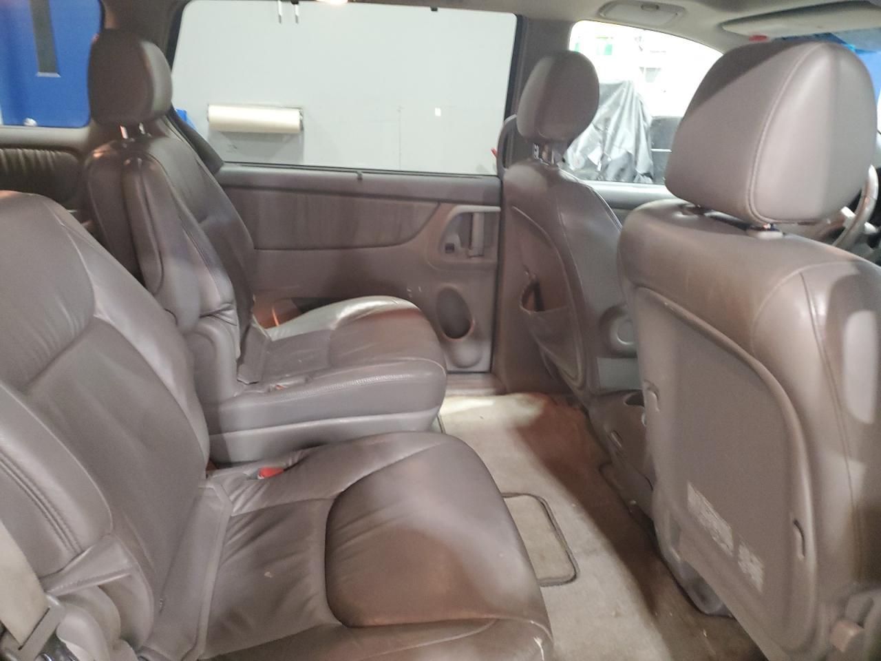 2004 TOYOTA SIENNA