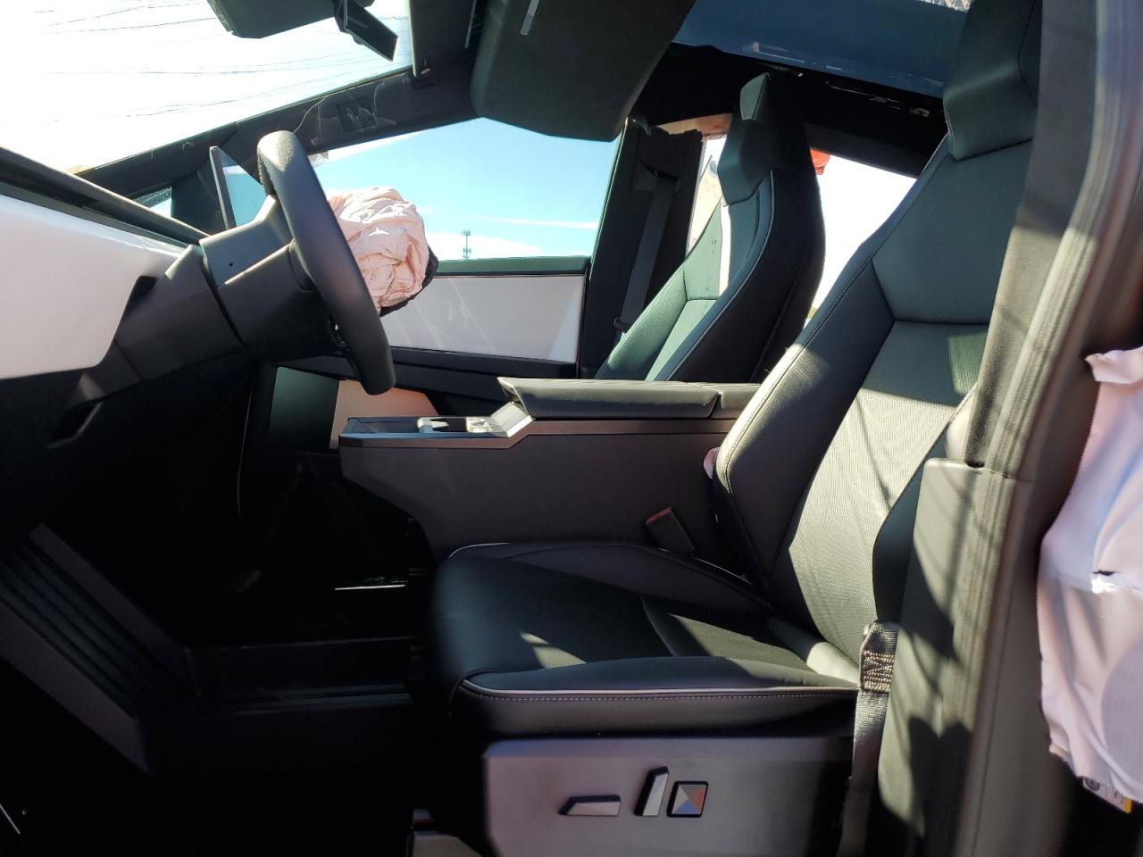 2025 TESLA Cybertruck