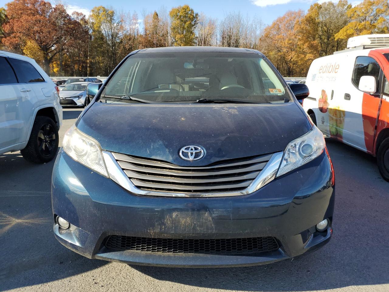 2011 TOYOTA SIENNA