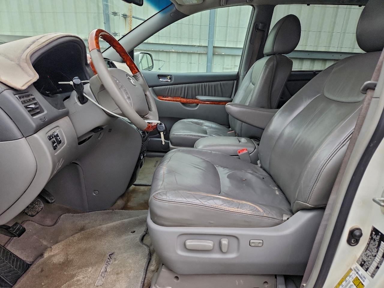 2010 TOYOTA SIENNA