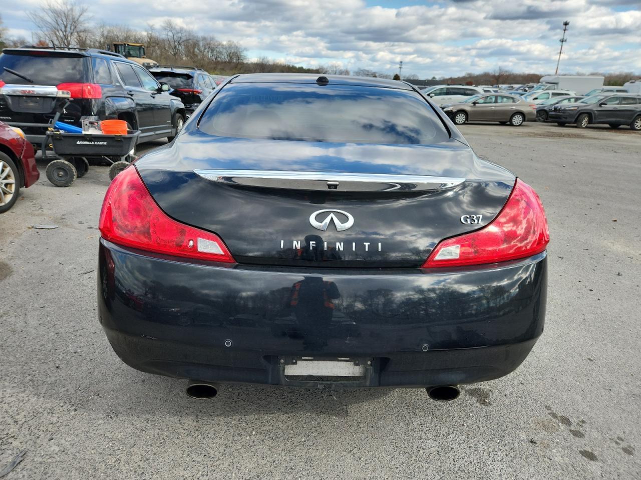 2011 INFINITI G37