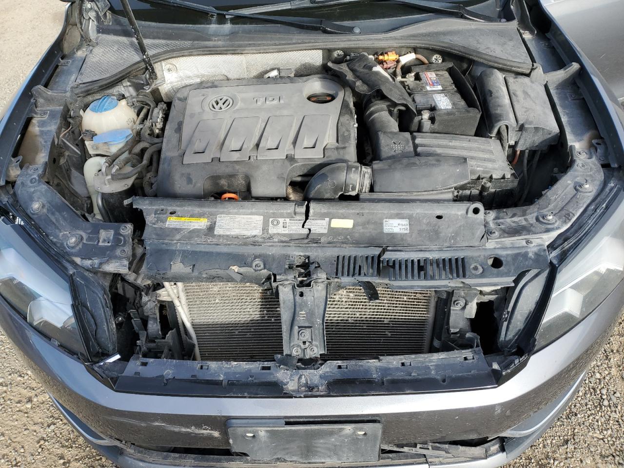 2013 VOLKSWAGEN Passat