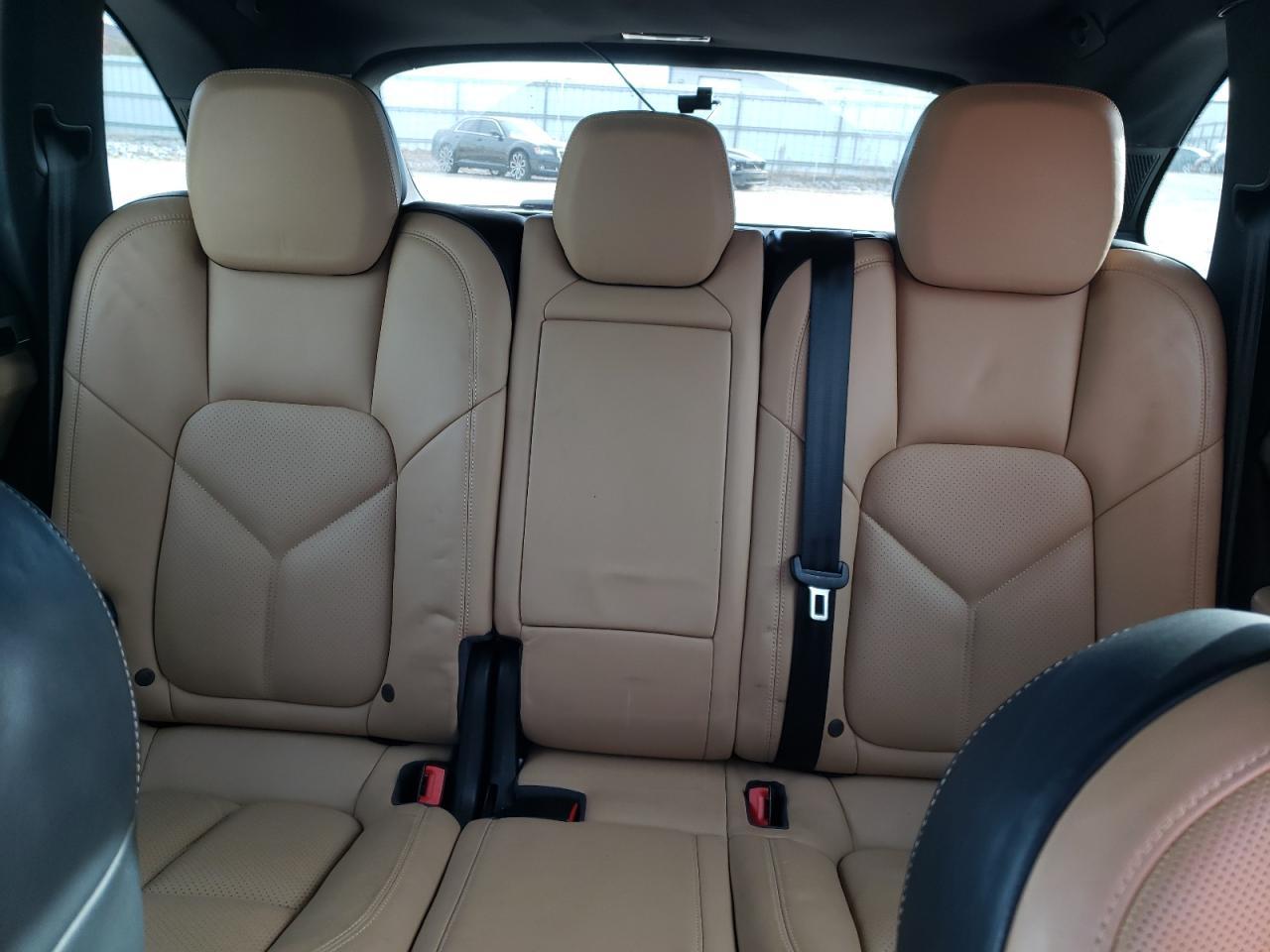 2016 PORSCHE CAYENNE