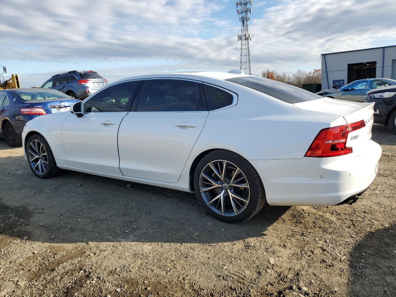 2018 VOLVO S90