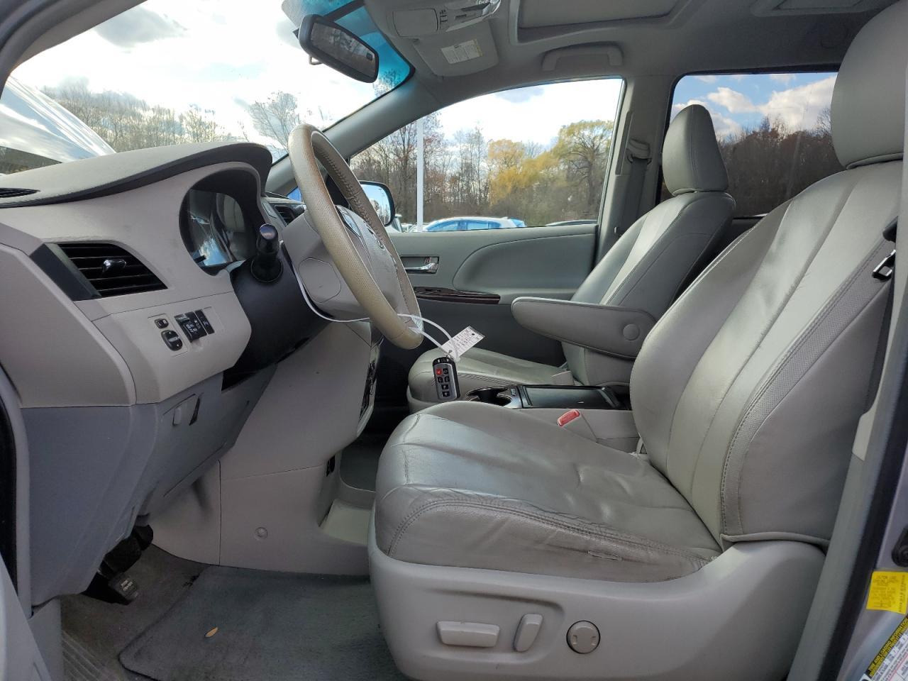 2012 TOYOTA SIENNA