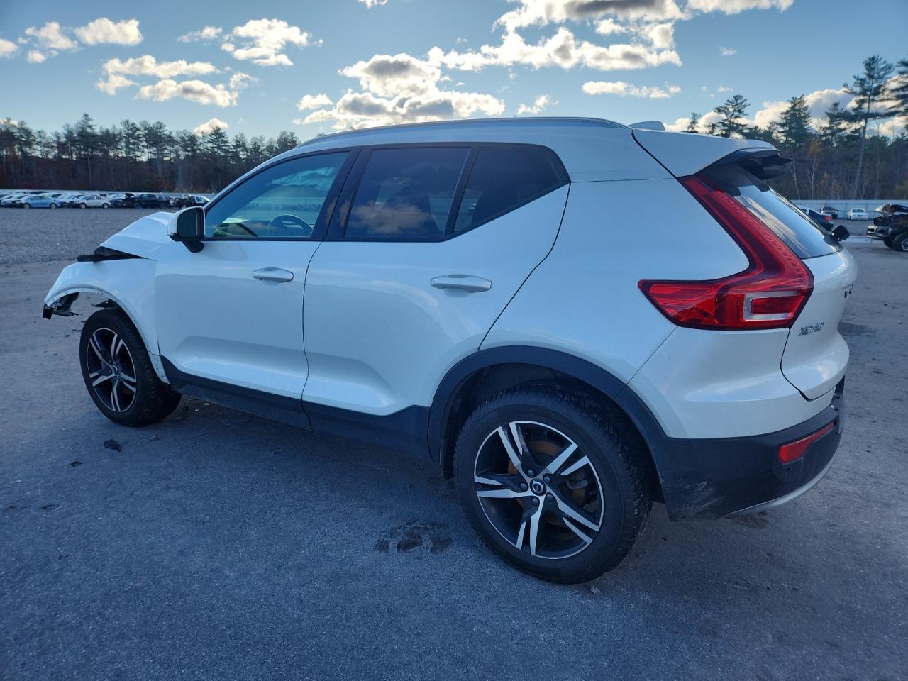 2023 VOLVO XC40