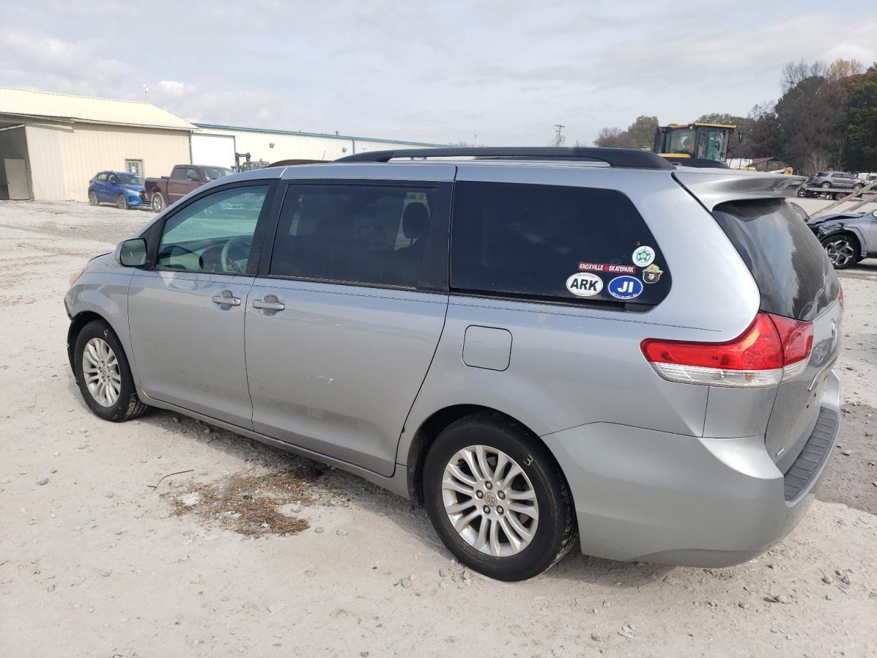 2012 TOYOTA SIENNA