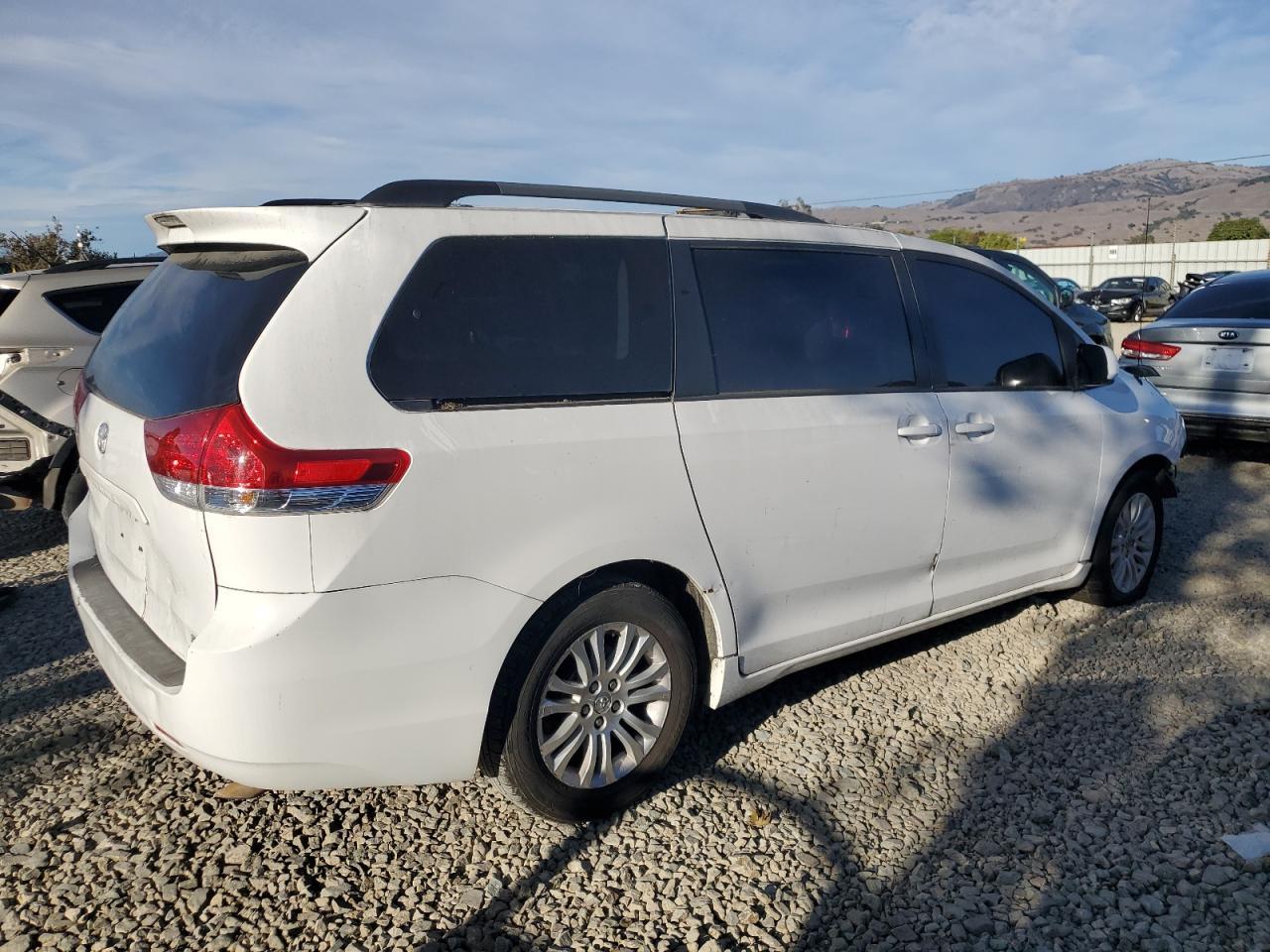 2014 TOYOTA SIENNA