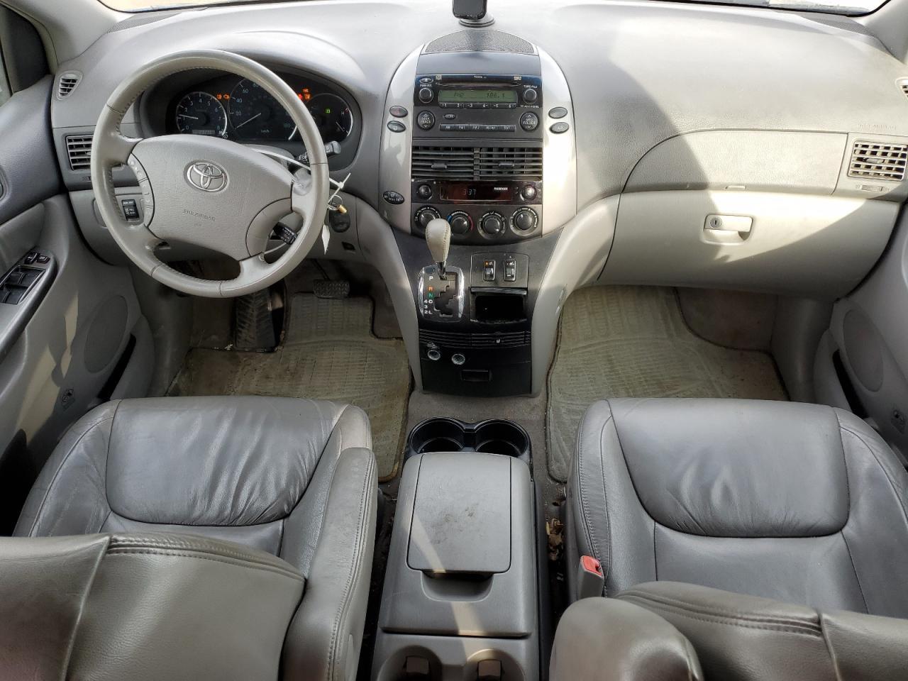 2010 TOYOTA SIENNA