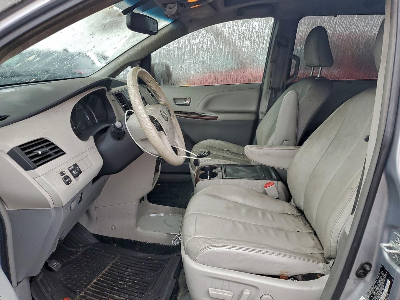 2014 TOYOTA SIENNA