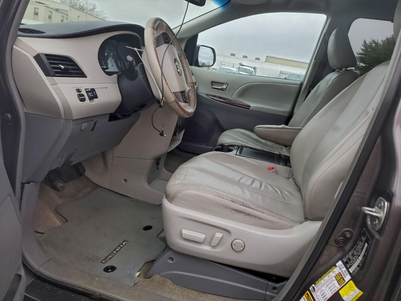 2013 TOYOTA SIENNA