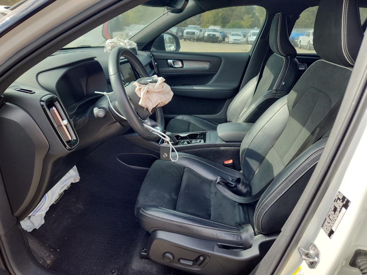 2021 VOLVO XC40