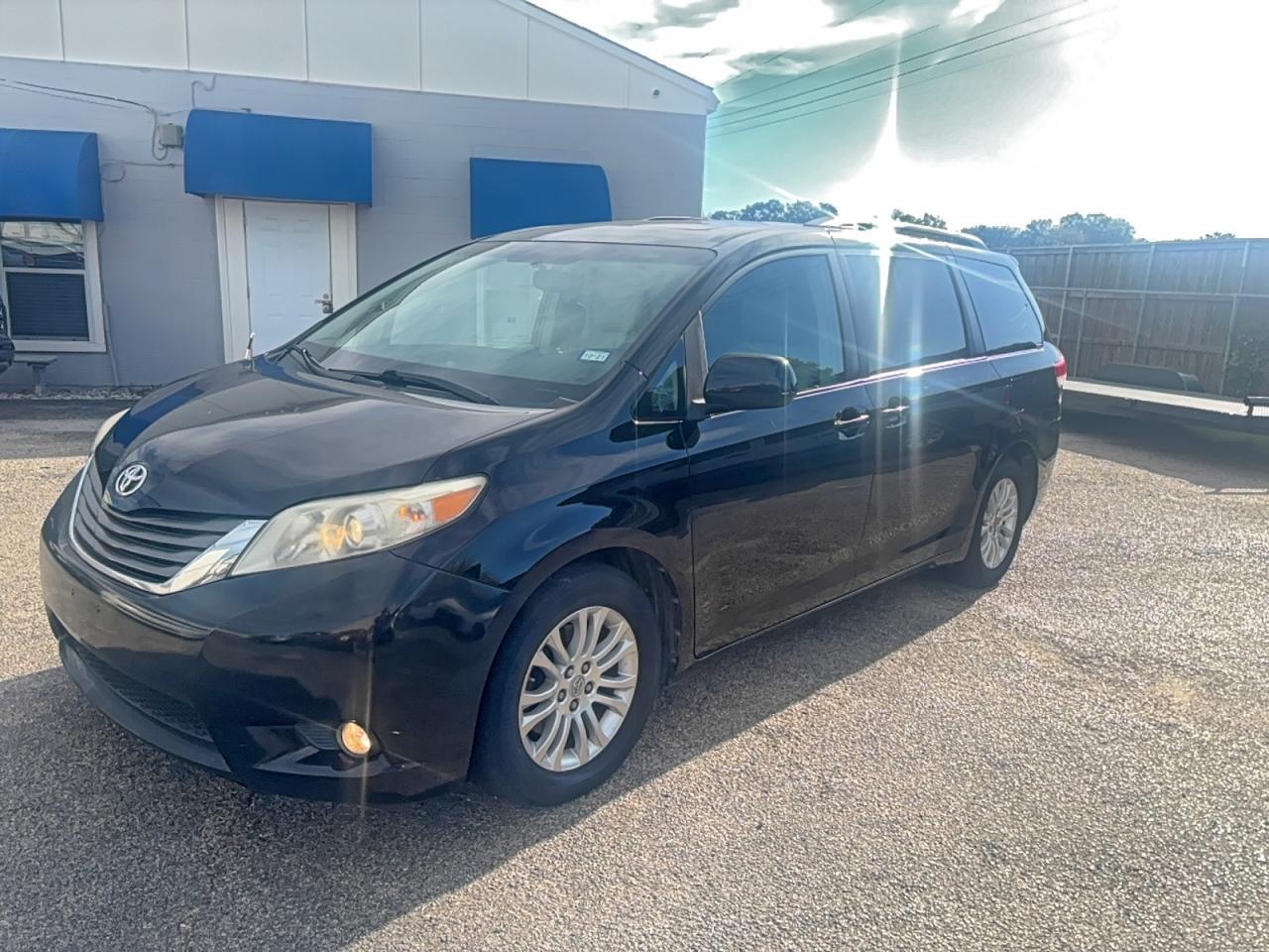 2011 TOYOTA SIENNA