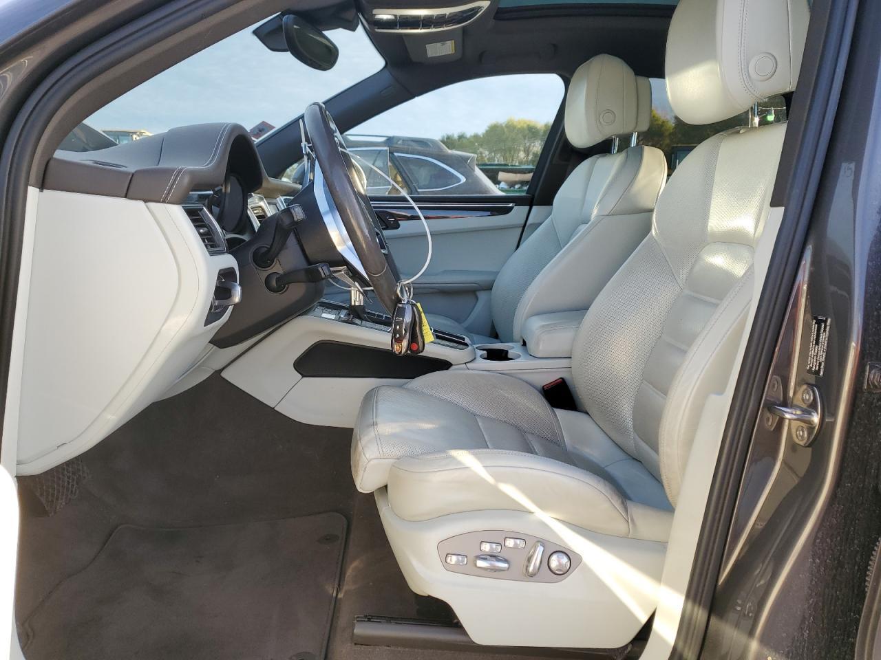 2016 PORSCHE Macan