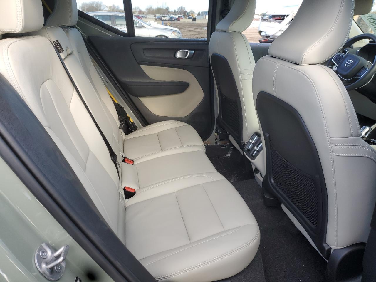 2025 VOLVO XC40