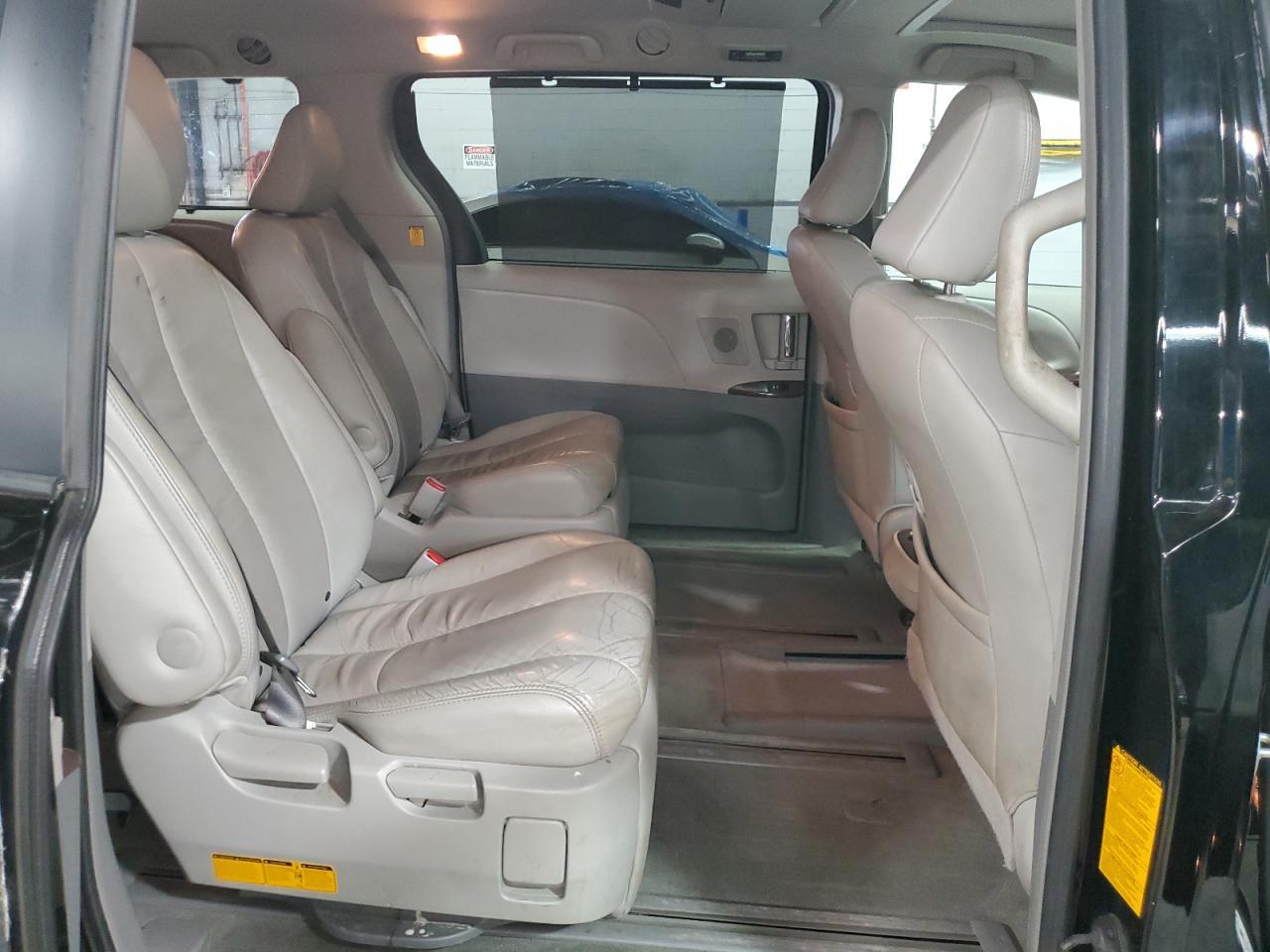 2011 TOYOTA SIENNA