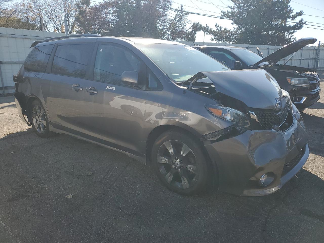 2011 TOYOTA SIENNA